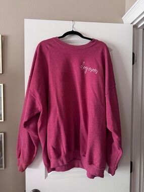 Gildan 'dog mom' Crewneck Sweatshirt - Raspberry